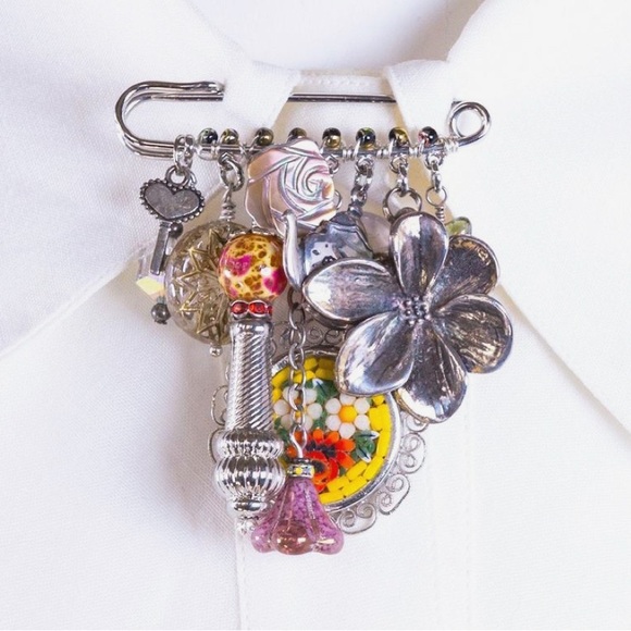 Estate Vintage to now Patriotic Beaded Jewelry Lot
Jar filled mixed lot - Picture 12 of 14